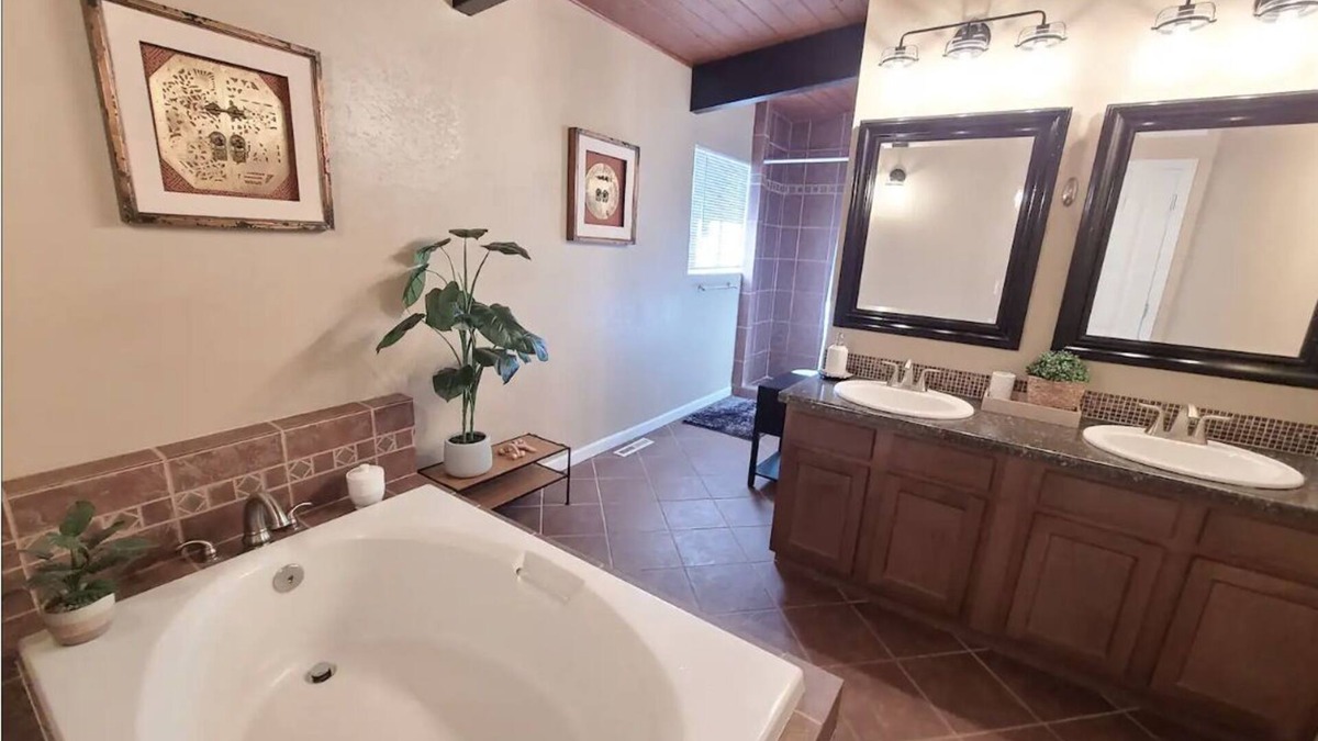 Cheyenne Meadows House | Hidden Jewel for the Family, Near the Broadmoornn