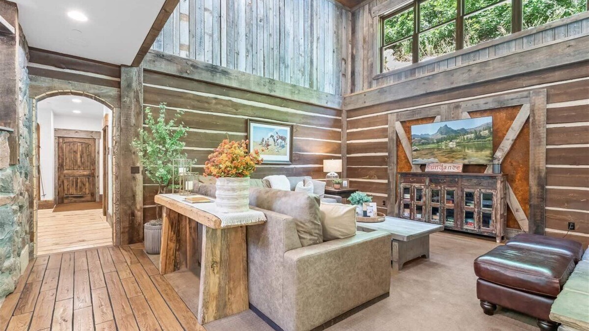 Sundance Cabin | HIDDEN MOUNTAIN LUXURY LODGE, CLOSE TO SKI RUNS, HOT TUB, THEATER, SALOON
