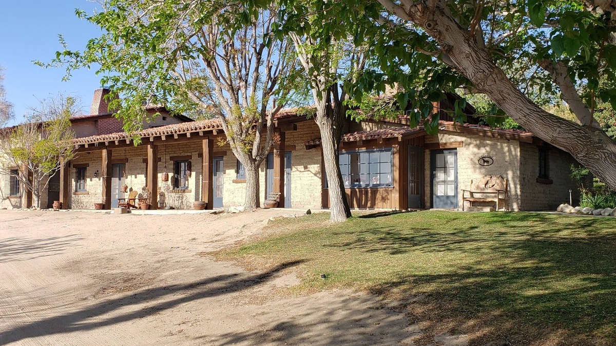Victorville Resort | Hidden oasis resort perfect for groups, reunions & gatherings. Sleeps 48!