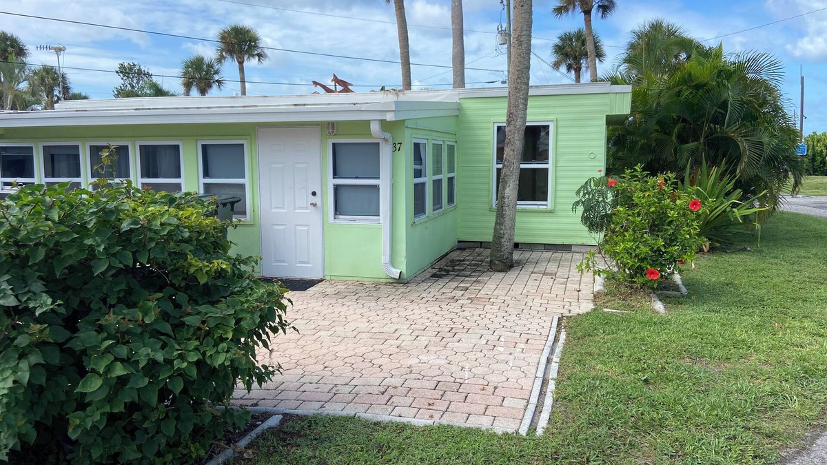 Englewood House | Hidden Oceanfront Seasonal Gem !! Keep your Boat right outside your door!