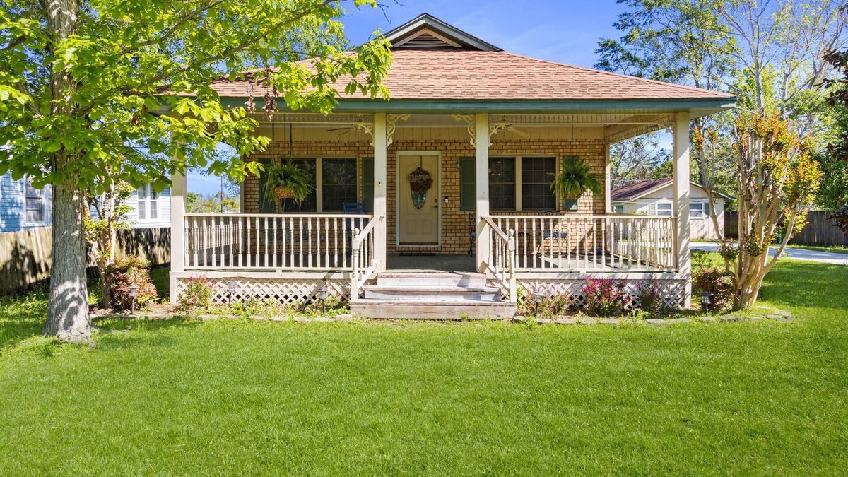 D'Iberville Cottage | Hidden Pearl Cottage - Walk to Scarlet Pearl Casino - 2.3 miles to Biloxi beach!