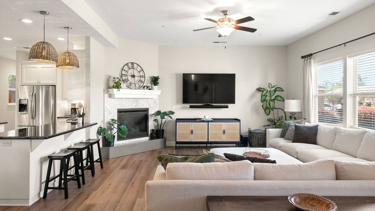 Chico House | Hidden Retreat: king bed/pool/86in tv/stocked kitchen/traeger