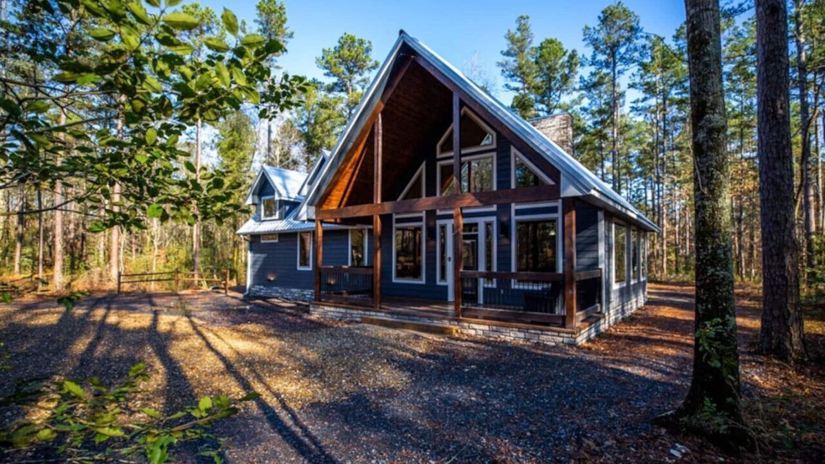 Smithville Cabin | Hidden Solace - Cozy & Romantic