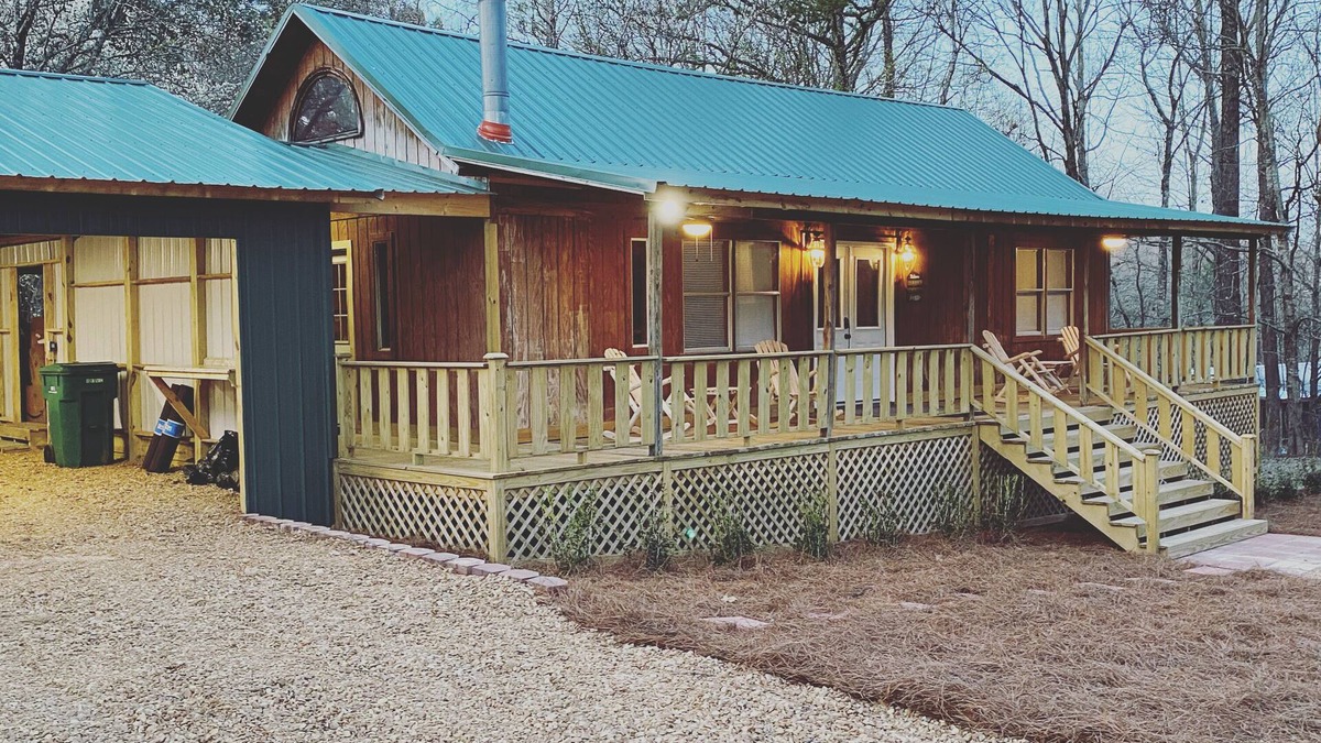 Oakland Cabin | Hidden Treasure at Enid Lake-Crappie Fishing, Duck Hunting, ATVRiding, Ole Miss
