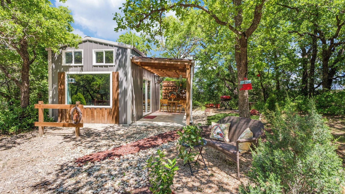 Weatherford Cabin | Hidden Treasure Harvest House Forest Getaway Weatherford, TX