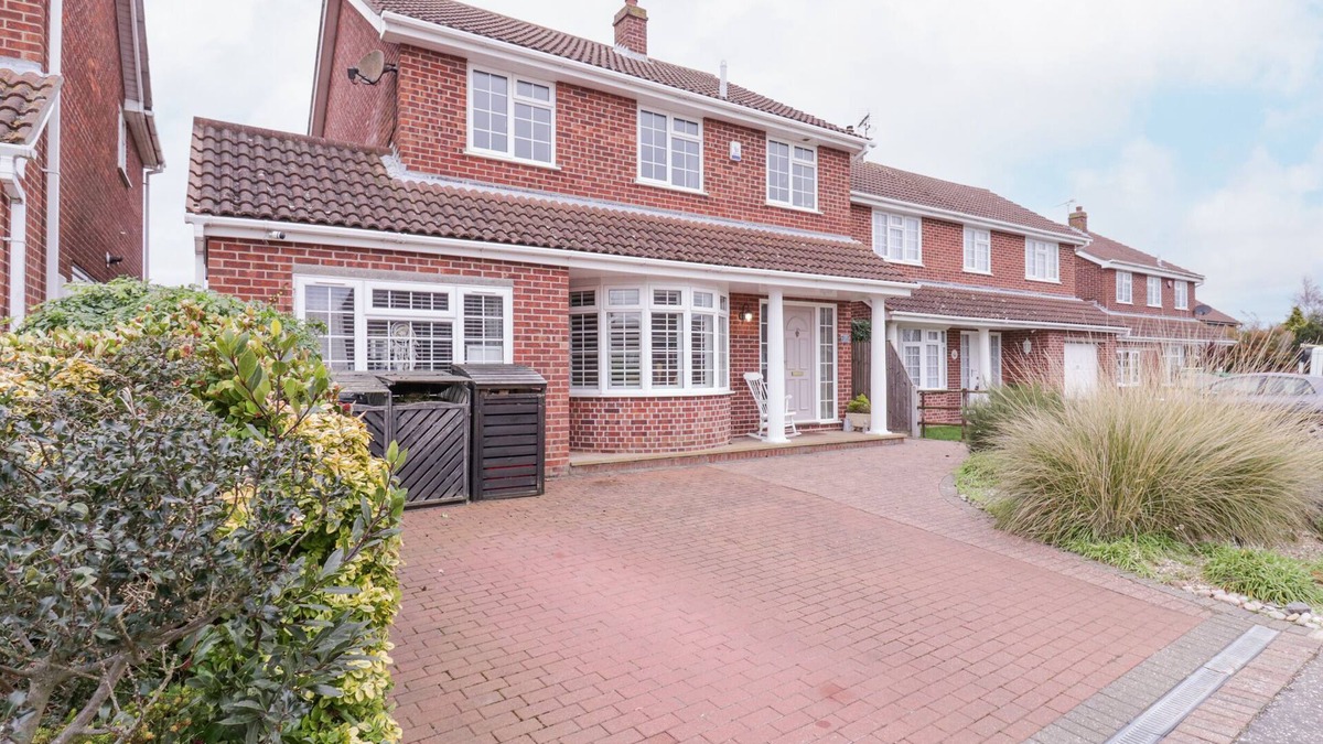 Walton on the Naze Cottage | HIDE AND SLEEP, pet friendly, with open fire in Frinton-On-Sea