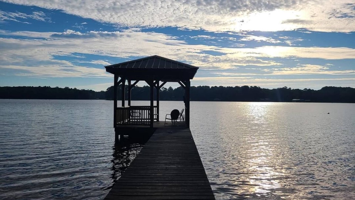 Hawkins Cabin | HIDEAWAY at HAWKINS!East TX LAKEFRONT Cabin in the Trees-Firepit-Private dock🐟