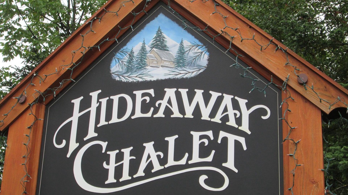 Killington House | Hideaway Chalet-Sleeps 24 Perfect location 2min to ski slopes HOT TUB