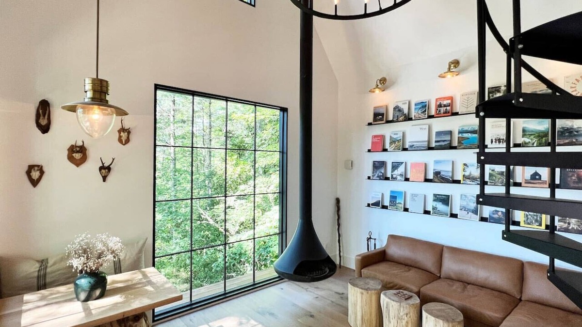 Highlands Hills Apartment | HideInnSeek Treehouse - 1.5miles to Main Street