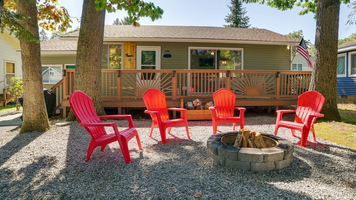 Higgins Lake Cottage | Higgins Lake Cottage w/Private Fire Pit & Grill!