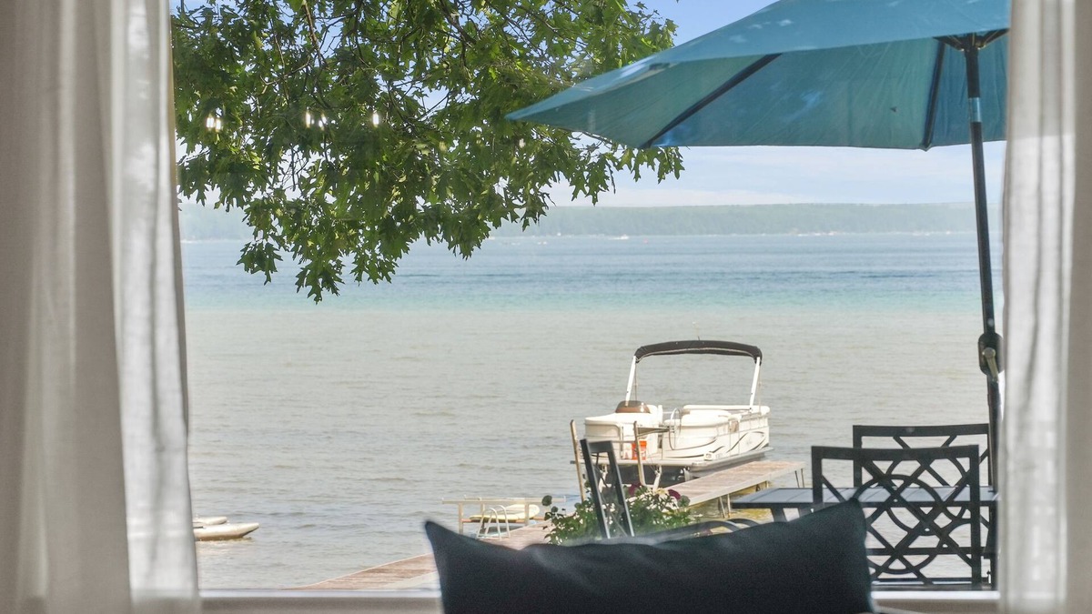 Higgins Lake House | Higgins Lakefront Hideaway