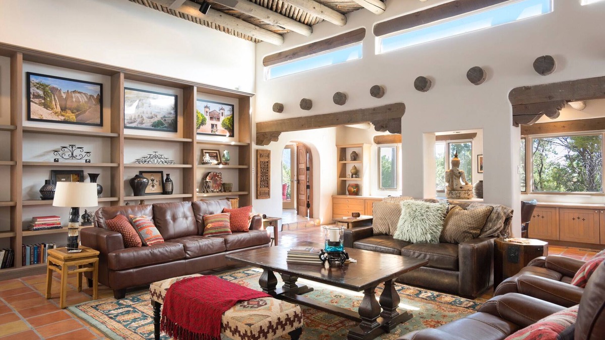 Vista Encantada House | High Desert Hacienda - 6 bedrooms/5 1/2 bathrooms/AC - minutes from the Plaza