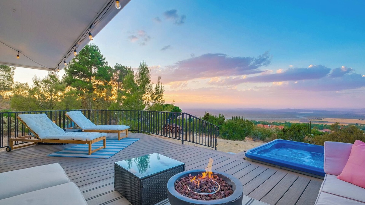 Llano House | High Desert Scenic Getaway! Hot Tub, BBQ, Fire Pit - 80 mins from LA