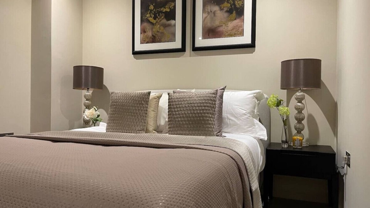 Chigwell Apartment | High End 1 BR Apt, 2 Beds Desirable Chigwell