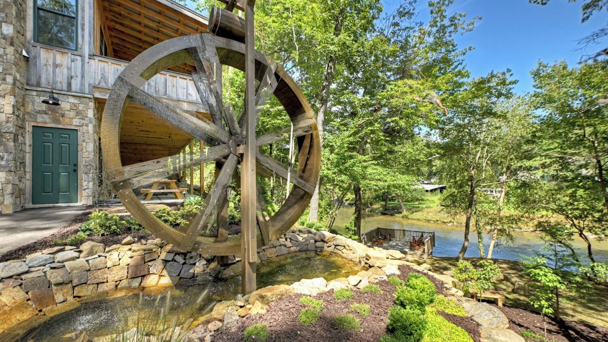 East Ellijay Cabin | High-end custom cabin that sits on the Cartecay River, hot tub, firepit