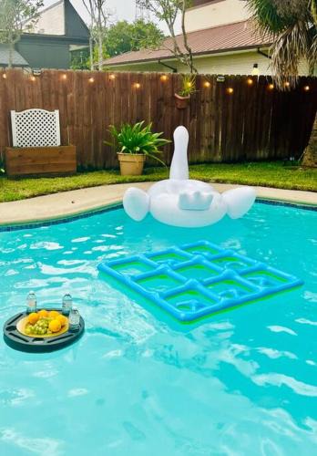 Old Aurora Villa | High End Immersive Jazz Pool Home 1 exit from French Quarter