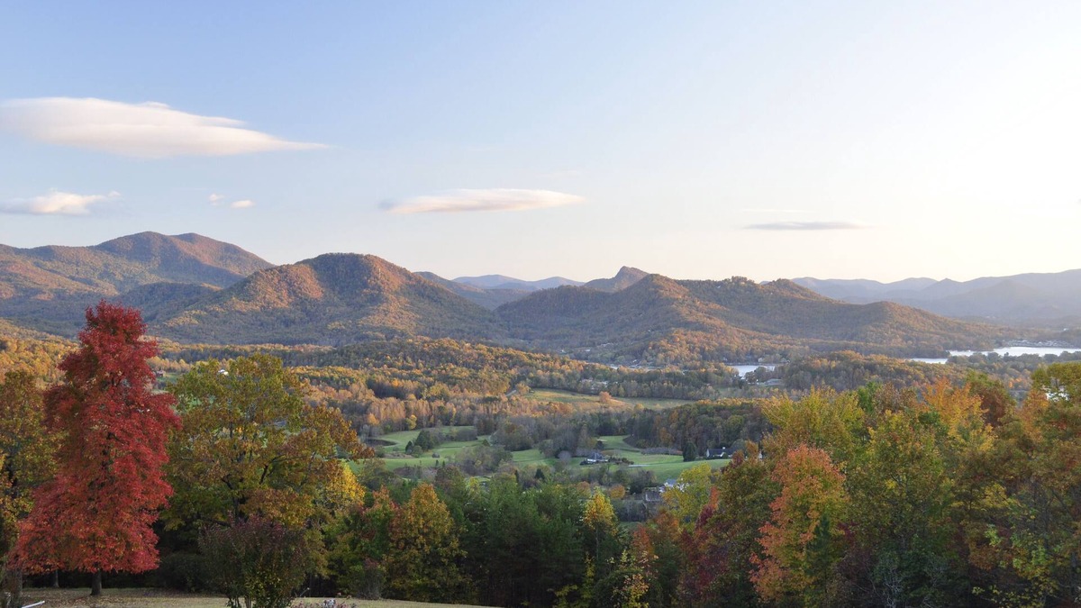 Hayesville House | High-end large quiet home with amazing long-range views, close to Lake Chatuge