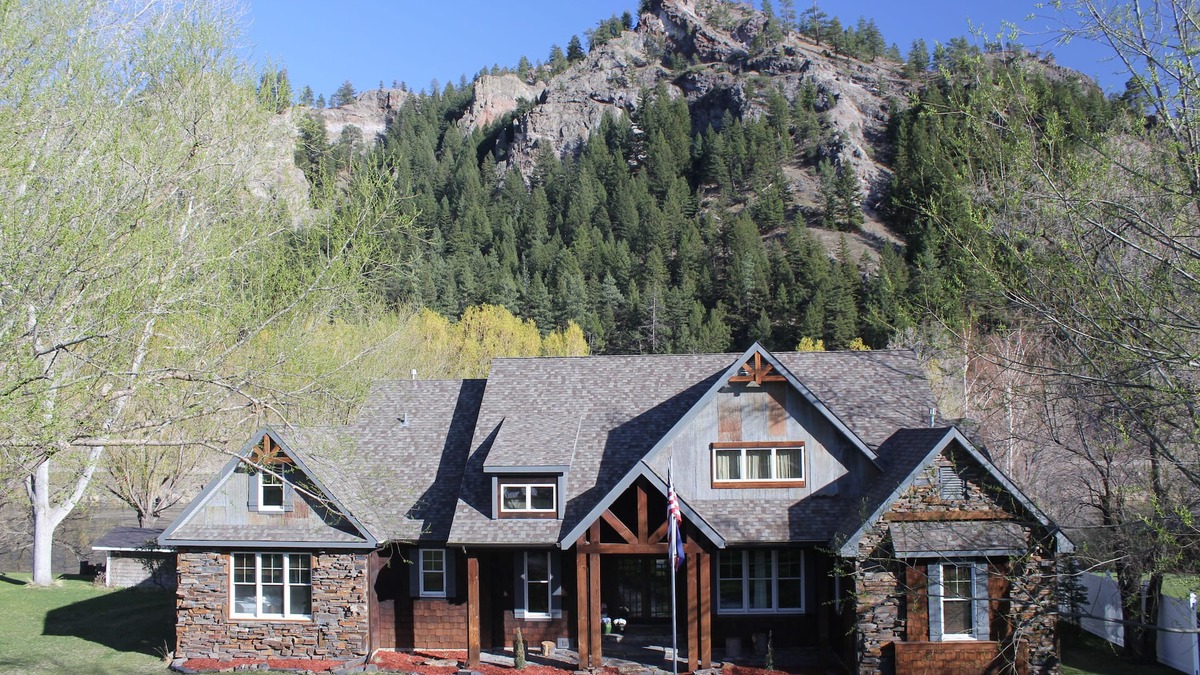 Cascade Cabin | High End Lodging for Medium to Large Groups in the Canyon of the Missouri River!
