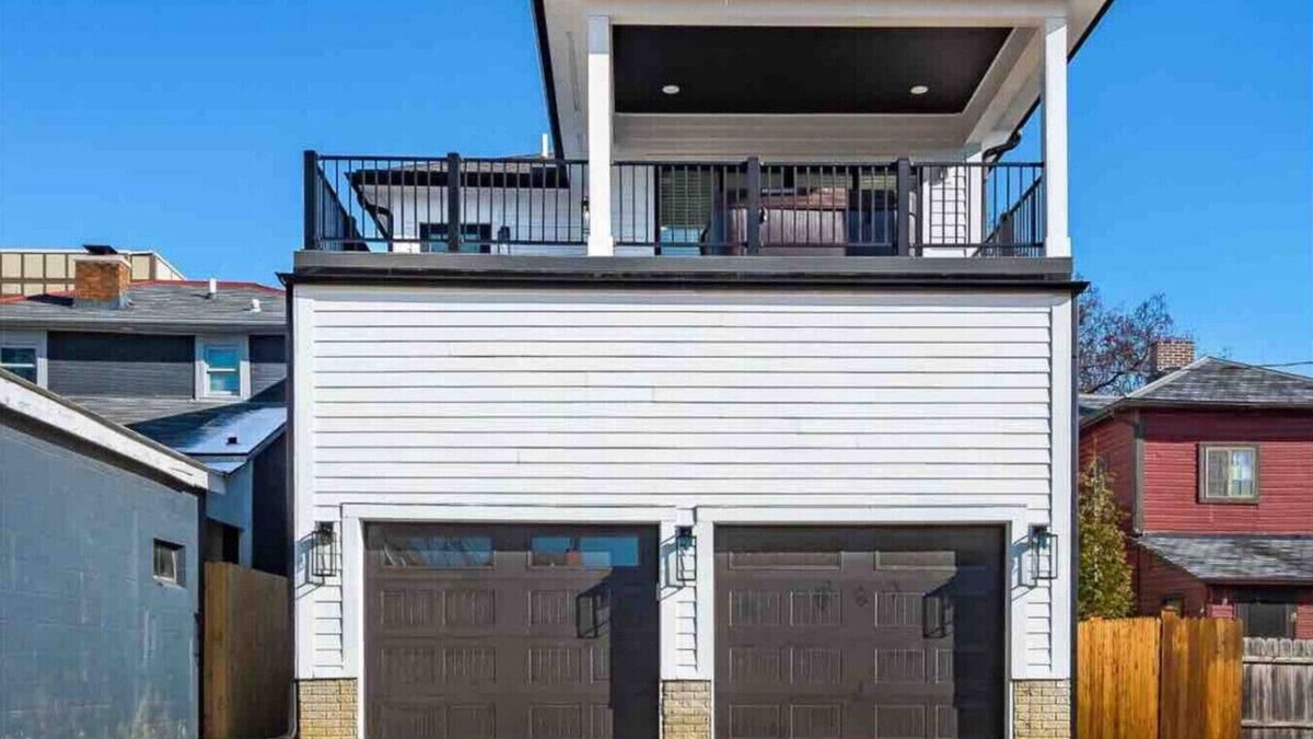 Italian Village House | High End New Build, Rooftop Hot Tub, City Views!