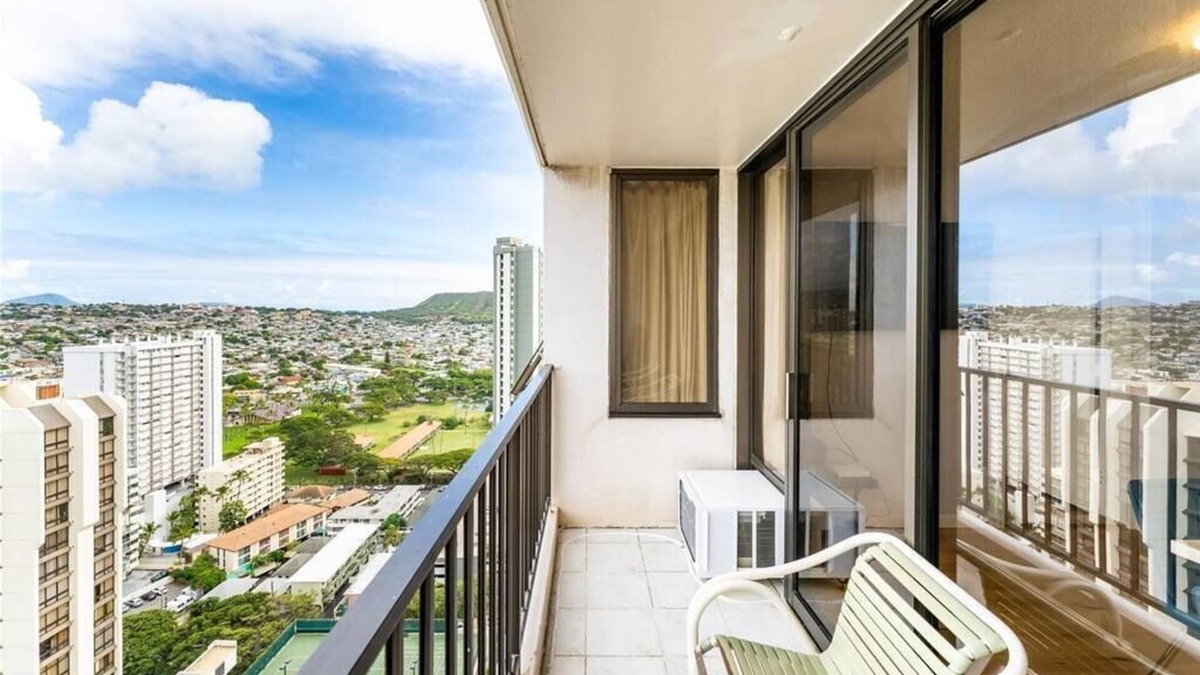 Waikiki Condo | High Floor 1 BD Condo - Steps away from the beach!