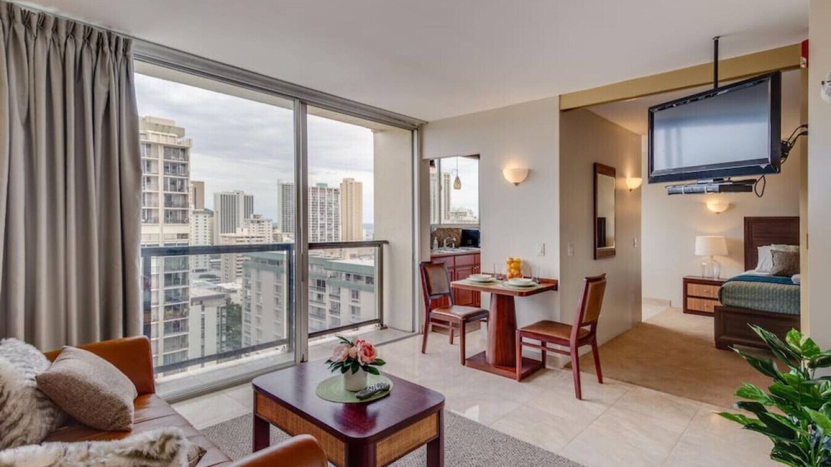 Diamond Head - Kapahulu - St. Louis Condo | High Floor 1 BR with in Unit Washer Dryer in Waikiki, Tandem Parking Included, Close to Beach