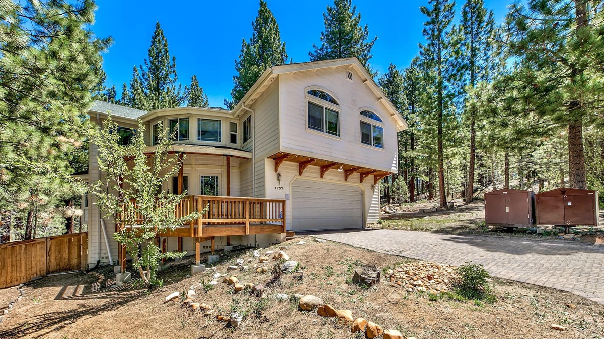 Montgomery Estates House | High Meadow Villa - 5BR, 3.5BA, Spa, Billiards