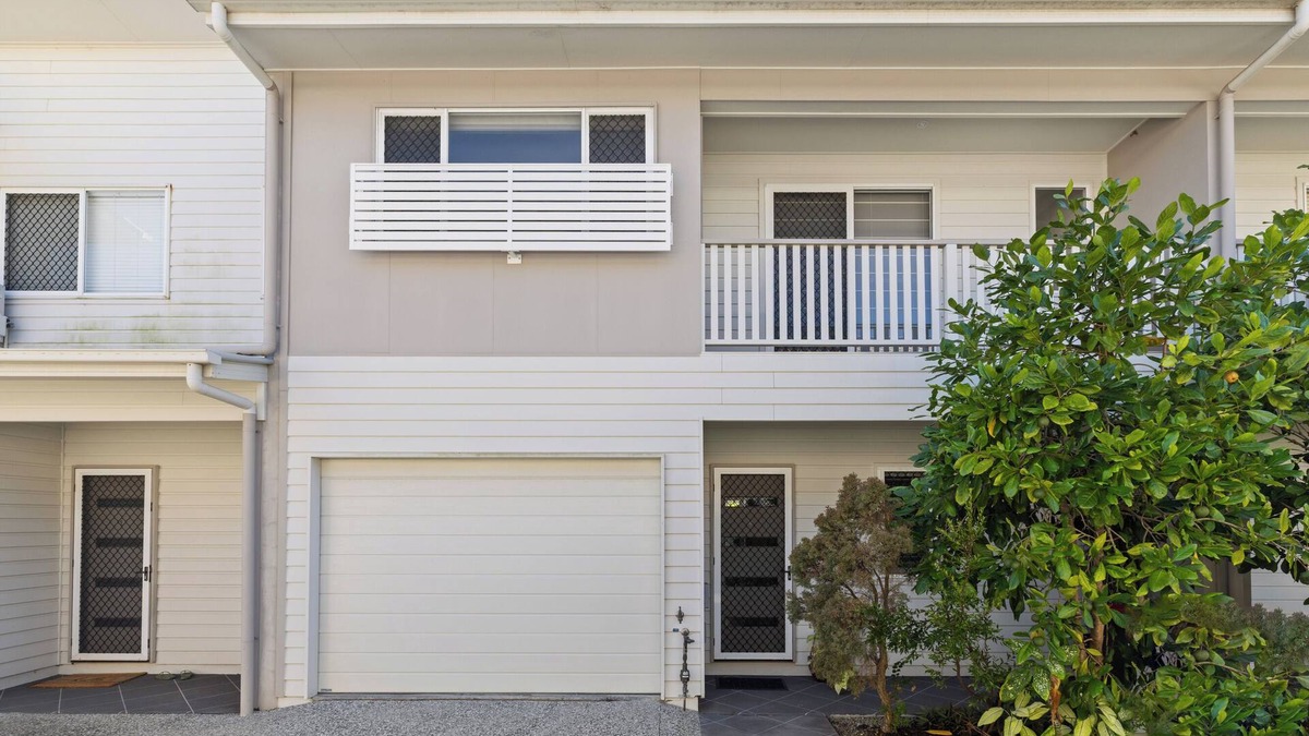 Scarborough Apartment | "High on the Hill in Scarborough" - Scarborough Q 4020