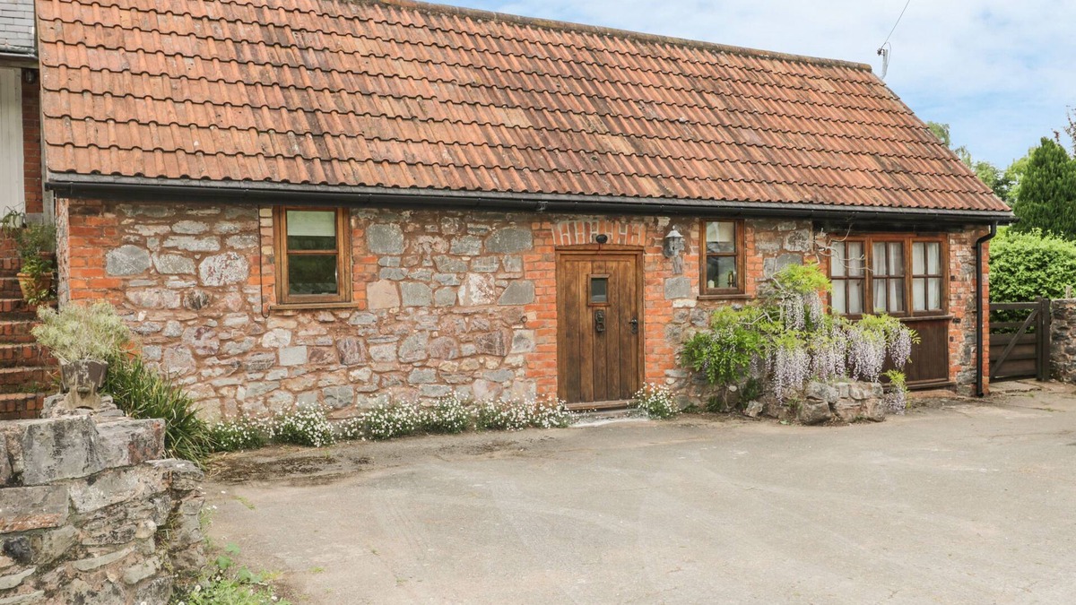 Uffculme Cottage | HIGH PARK BARN, pet friendly, with a garden in Uffculme