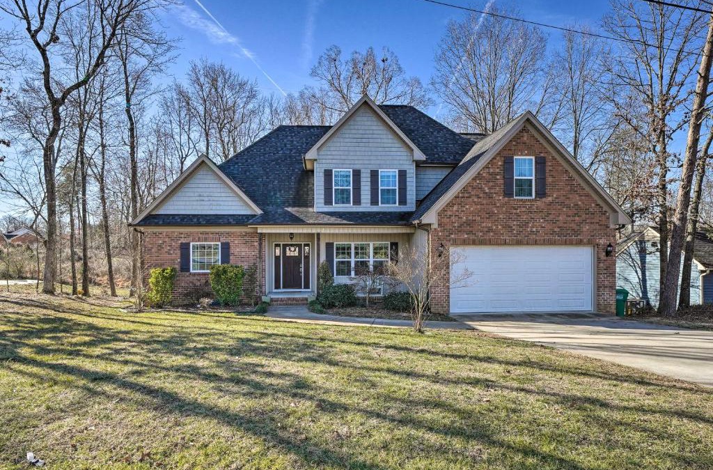 High Point House | High Point Home about 1 Mi to Oak Hollow Lake!