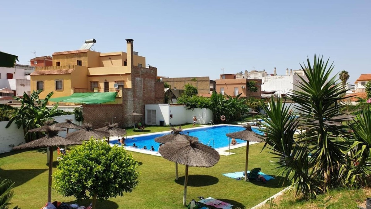La Algaba Apartment | High quality apartment 3 bedrooms, 2 bathrooms & patio/wifi. La Algaba