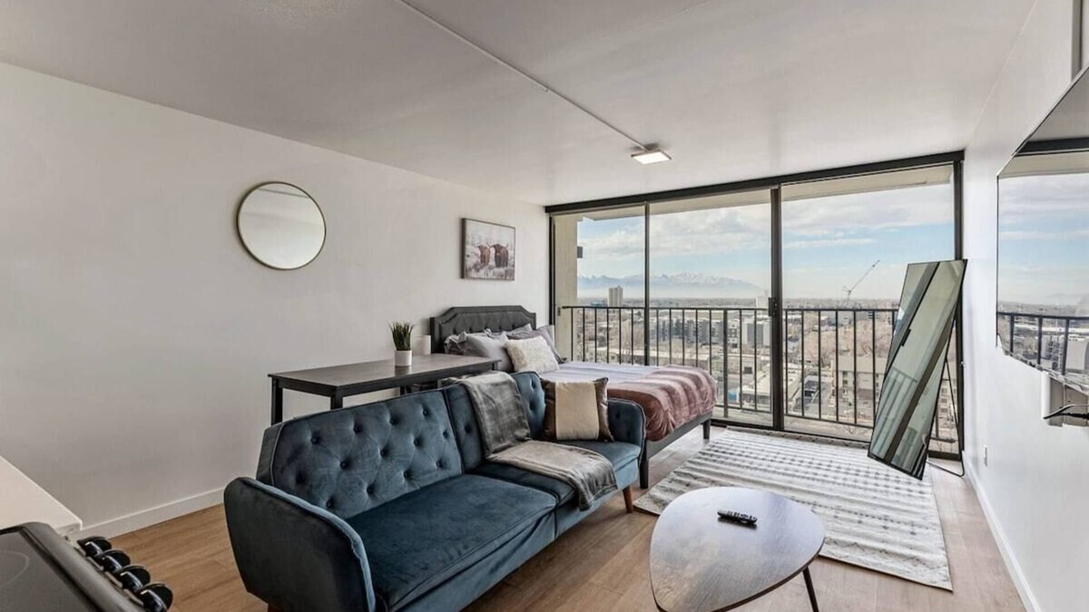People's Freeway Apartment | High Rise 11th Floor City Views Free Pkg, Gym