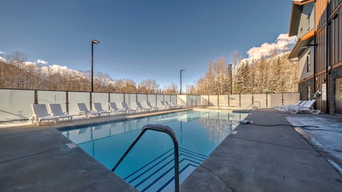 Dead Man's Flats Apartment | High rise Lux 2-B apartment near Canmore Banff-Pool -hot tub- gym -