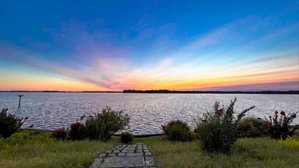 Valley Lee House | High River Bank with $1M Sunset View, 3 min to College