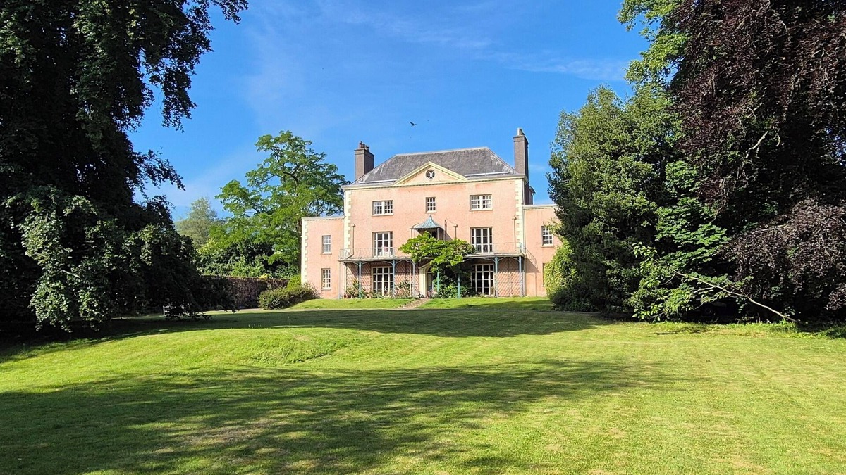 Llangattock Apartment | High spec, self contained apartment with garden in Georgian Manor House