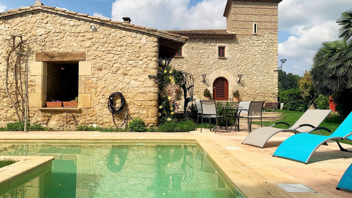 Castellet Villa | High standard holiday villa in town close to Barcelona