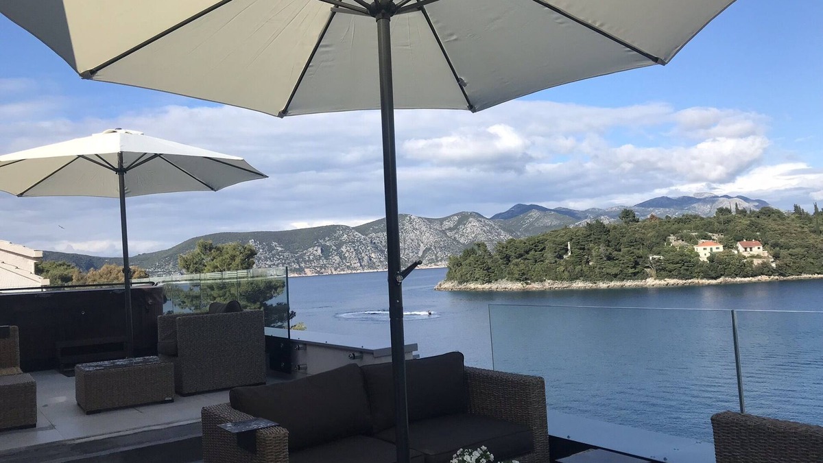 Racisce Condo | High View: A Secluded, Award-Winning Luxury Seaside Villa With Huge Jacuzzi