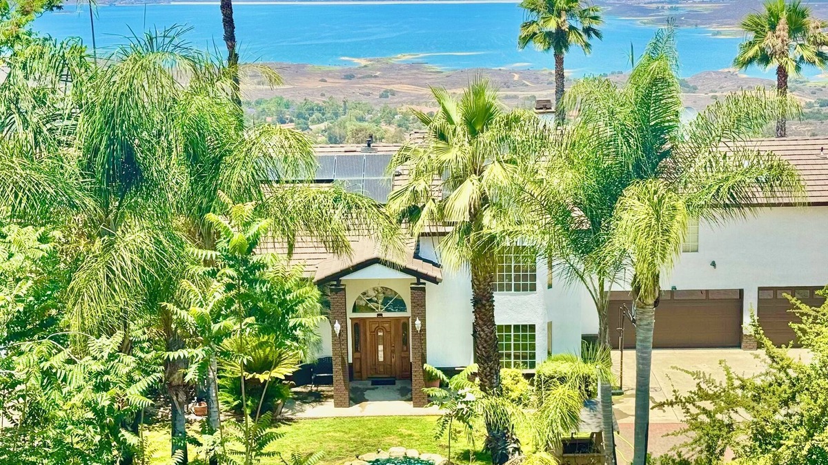 Perris House | Highest reviewed property in the area - best view of your life!