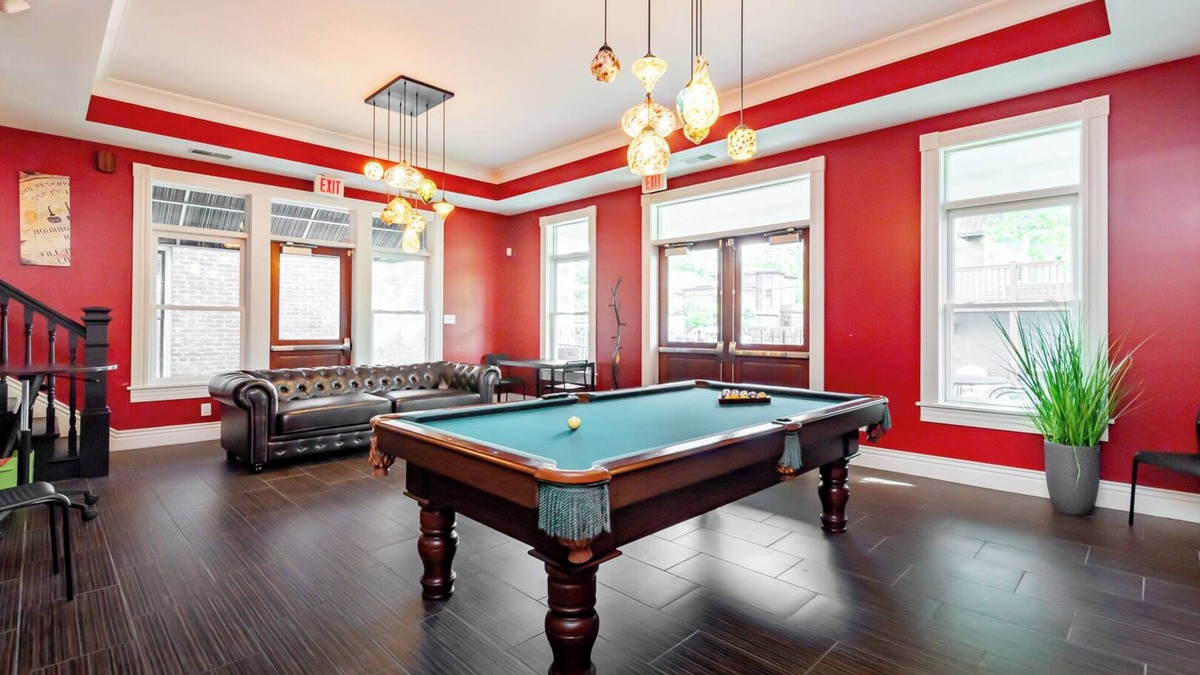Cherokee Triangle House | Highlands 8 Bedroom 3B Bath w/13 Beds Sleep 18! + Fire Pit Pool Table