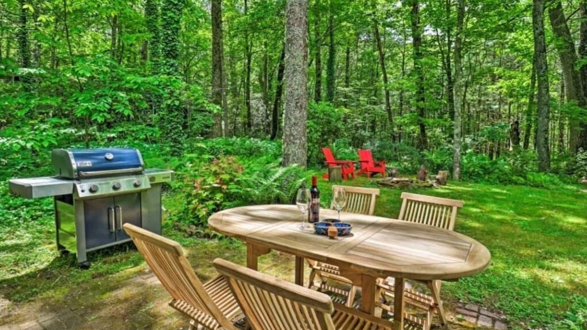 Mirror Lake Cabin | Highlands Escape, 1 mile to town - Retreat to the Mountains to Relax