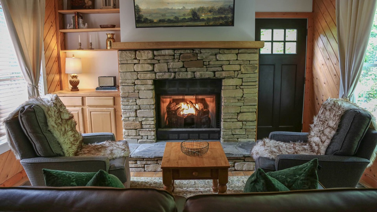 Mirror Lake Cottage | Highlands, NC - Cozy fireplace 3 min to posh Main Street, or majestic Dry Falls!