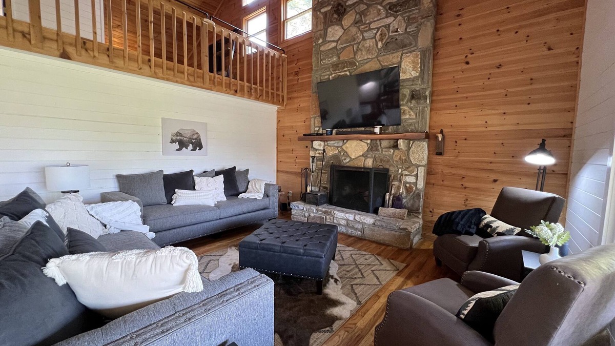Highlands Cabin | Highlands Spacious MTN Cabin for 16 w/Hot Tub+gameroom+gym+wifi & 4m from DT