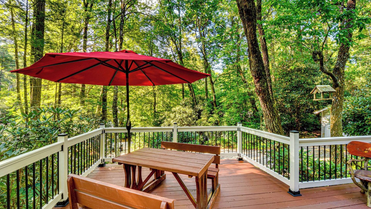 Mirror Lake Cottage | Highlands Vacation Rental - Walk to Mirror Lake!