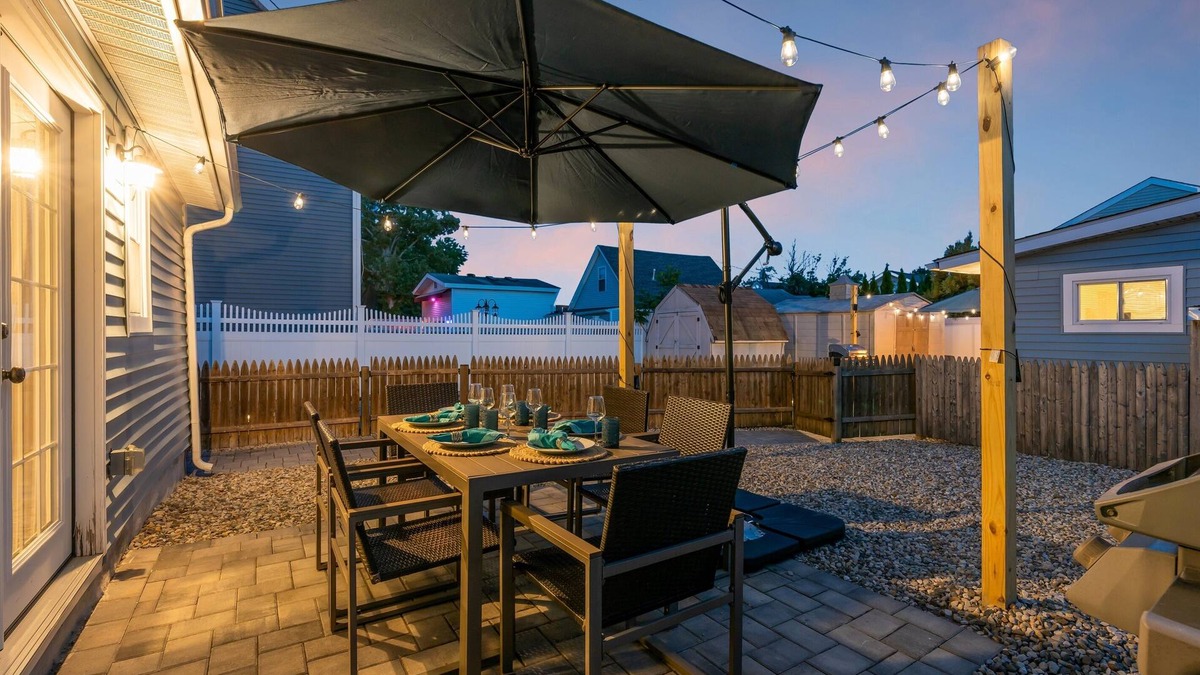 Wall House | Highly Rated Beach House 3.5 Blocks to Beach & Main St. | 6 Badges, Patio, Grill