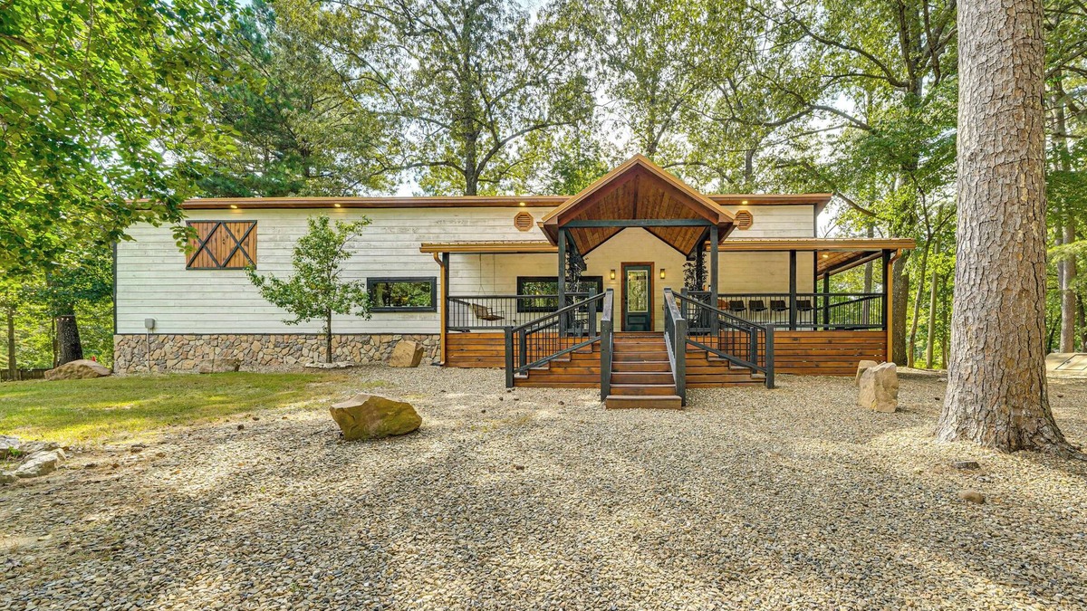 Broken Bow Cabin | Hike, Fish & Unwind: Cabin w/Yard in Broken Bow!