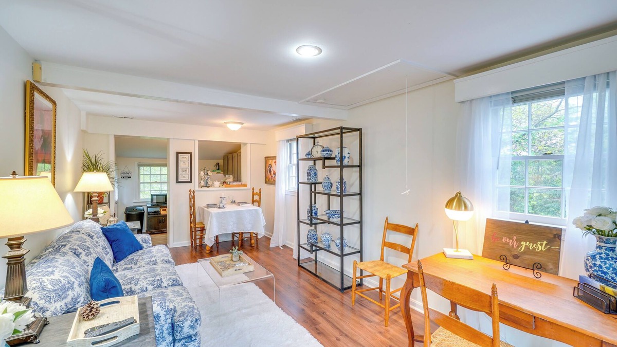 Leesburg Cottage | Hike, Sip & Explore: Charming Waterford Cottage!