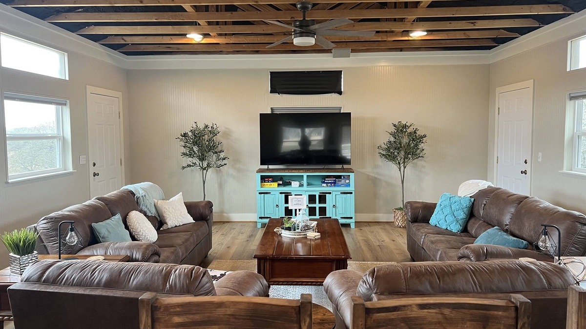 Doss Cabin | Hill Country Lodge * Great for Groups & Multi Family Gatherings