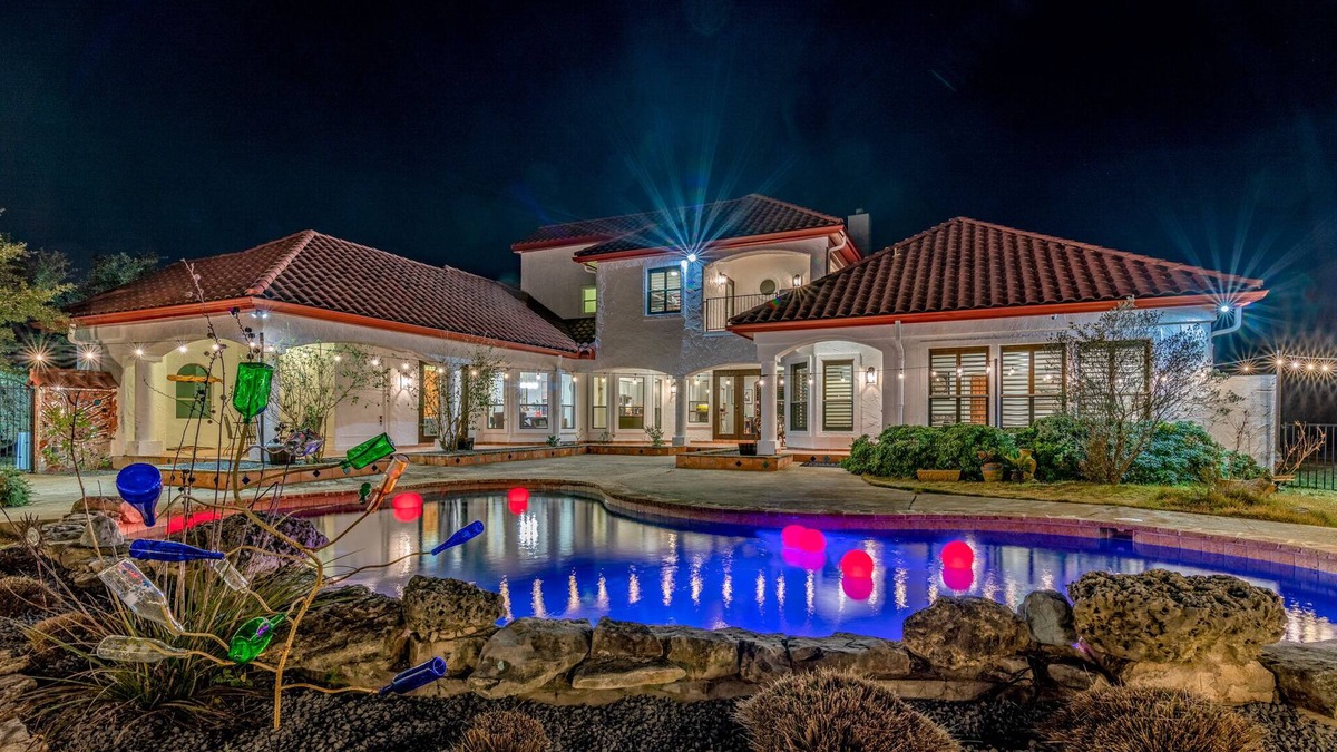 Austin House | Hill Country Mansion l Pool | Spa