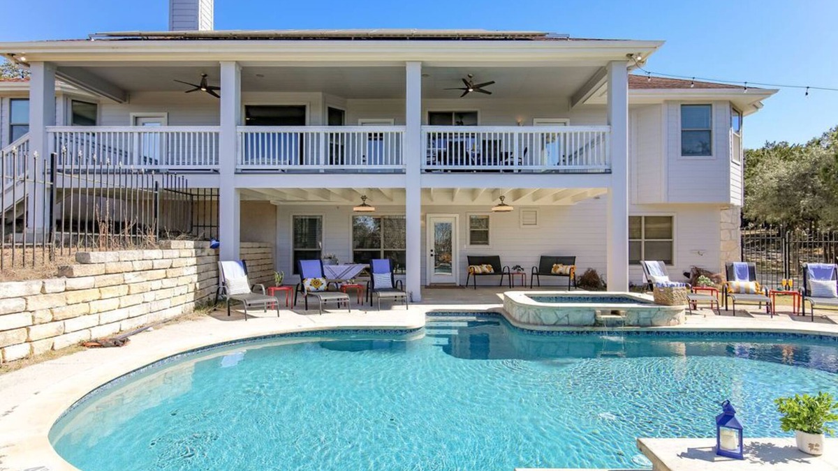 Austin House | Hill Country Retreat w/Pool, Tiki Bar & 5 Acres – Sundown Escape