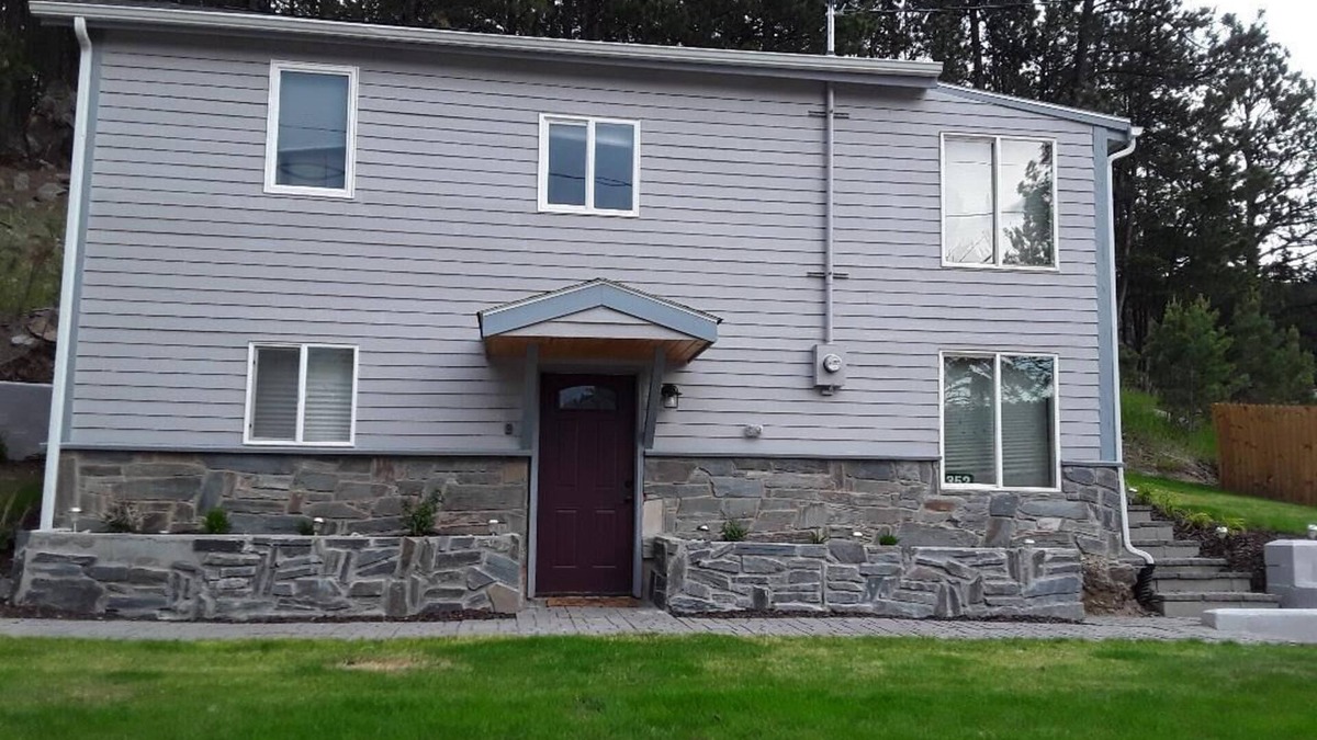 Hill City House | Hill house 2 bedroom, 2 bath house. Walk to downtown Hill City, SD