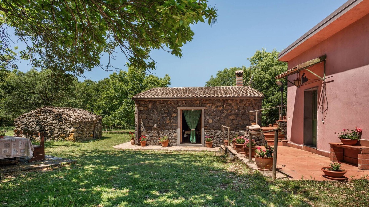Maletto Villa | Hill-View Villa in Maletto with Garden